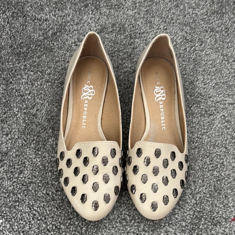 Rock & Republic Cream and Black Women's Flats